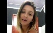 Sexo amador de uma maravilhosa	loirinha brasileira se exibindo e mostrando o cuzinho