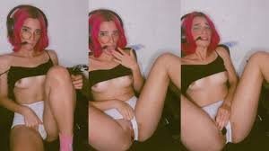 Ruiva Gamer brincando com seu vibrador. Porno solo com uma novinha ruiva muito linda e gostosa brincando com seu brinquedinho na cam, a safadinha coloca a calcinha de ladinho e mete gostoso seu vibrador na buceta apertadinha e toda lisinha uma delicia de xoxota.