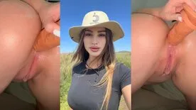 Novinha gostosa enfiando consolo no cu rosadinho