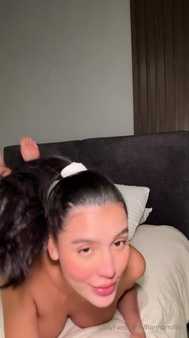 Delícia de morena toda meladinha mostrando tudo