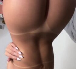 Gostosa mostrando seu belo corpo com marquinha de biquíni