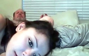 Vídeo de sexo incesto com novinha dando pro papai na cam