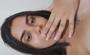 Linda morena a abrir a bucetinha em live